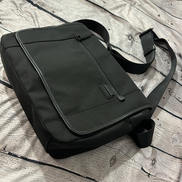 NWT Michael Kors Travis Messenger Bag - Picture 4 of 8